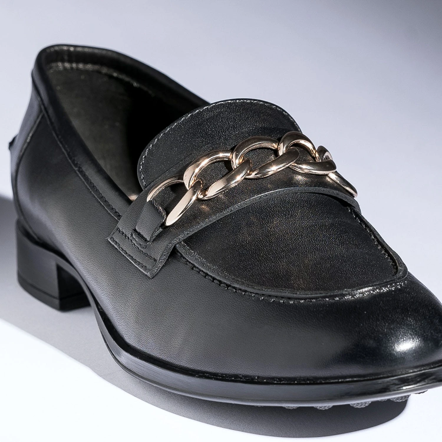 Mocassin Noir En Cuir à Chaîne 10 Mocassin Noir En Cuir à Chaîne – Image 8